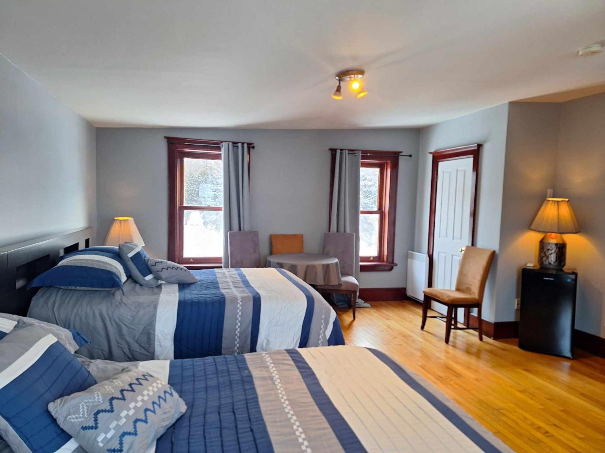 Le 100 St-Laurent Bed and Breakfast Louiseville Εξωτερικό φωτογραφία