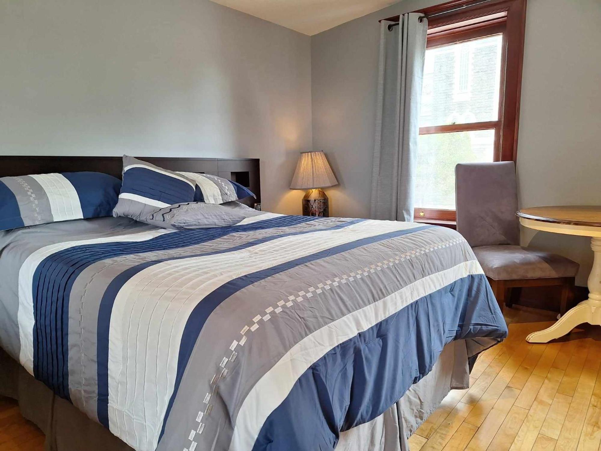 Le 100 St-Laurent Bed and Breakfast Louiseville Εξωτερικό φωτογραφία