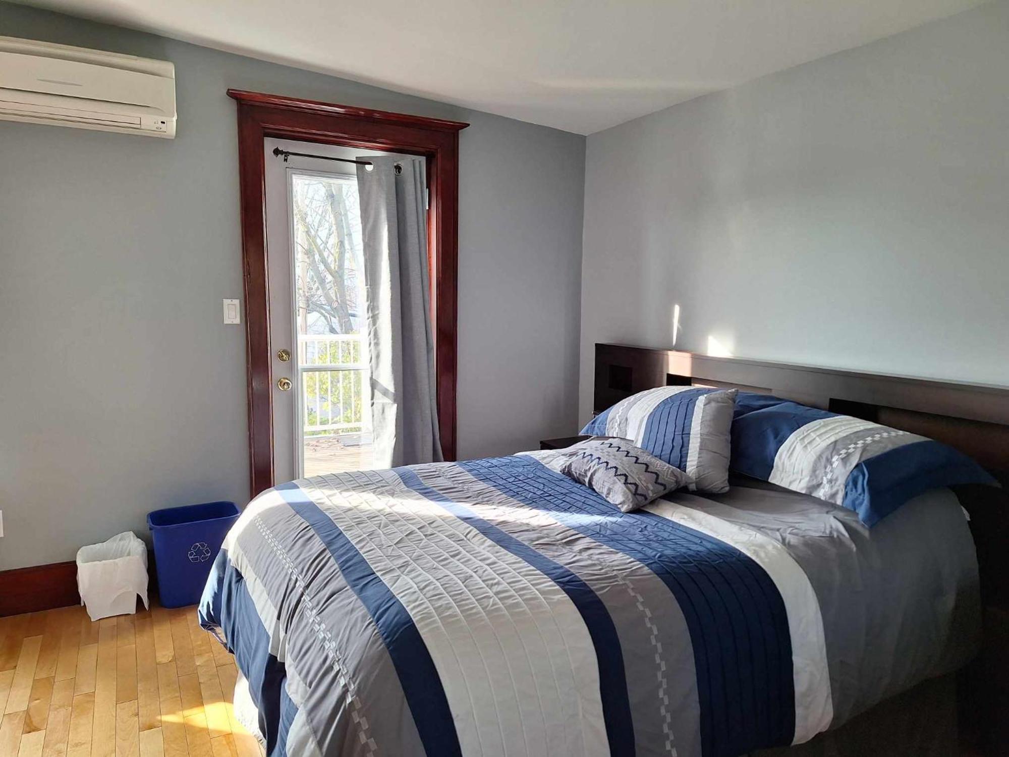 Le 100 St-Laurent Bed and Breakfast Louiseville Εξωτερικό φωτογραφία